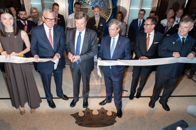 Ribbon Cutting for Fairmont Royal York's 90th anniversary, from L to R: Kaila McMurray, Paul Campbell, Mayor John Tory, Jon Love, Edwin Frizzell, Vergilio Ferreira (CNW Group/Fairmont Royal York)