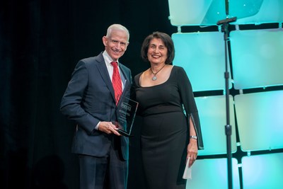 Rohini Anand, Sodexo Global Chief Diversity Officer and SVP Corporate Responsibility North America receiving the award from Richard Marriott, Chairman, Marriott Foundation Board of Trustees & Chairman of the Board, Host Hotels & Resorts