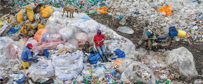 Dcharge de Dandora no 3, recyclage des plastiques, Nairobi (Kenya), 2016. Photo de Edward Burtynsky, avec l'autorisation de la galerie Nicholas Metivier, Toronto (Groupe CNW/Socit gographique royale du Canada)