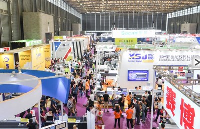 SIGN CHINA exhibitors and visitors in Hall W4 SIGN CHINA exhibitors and visitors in Hall W4