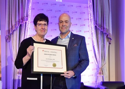 Dana Dean, APR, FCPRS LM (left) presents the 2019 CPRS Shield of Public Service to Cam McAlpine, APR (right). (CNW Group/Canadian Public Relations Society)