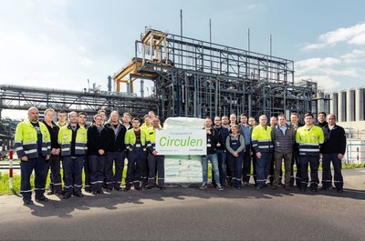 Equipe de produção da LyondellBasell em Wesseling, Alemanha, mostra primeiro lote de biopolímero feito de materiais renováveis.