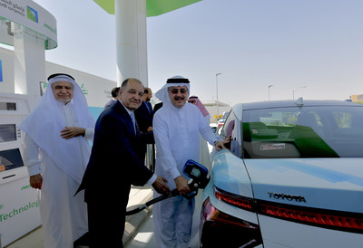(From left to right): Dr. Sahel N. Abduljauwad, Rector of King Fahd University of Petroleum and Minerals (KFUPM) and Chairman, Dhahran Techno Valley Holding Company (DTVC); Seifi Ghasemi, Chairman, President and CEO of Air Products; and Amin H. Nasser, President and Chief Executive Officer of Saudi Aramco inaugurate the first hydrogen fueling station in Saudi Arabia at Air Products’ new Technology Center in the Dhahran Techno Valley Science Park on June 18, 2019.