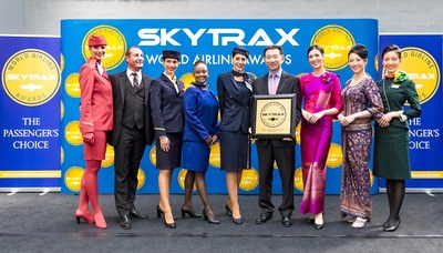 Star Alliance CEO Jeffrey Goh flanked by member airlines cabin crew (CNW Group/Star Alliance)