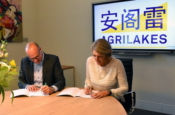 U.S.-based Land O’Lakes, Inc. and The Netherlands-based Royal Agrifirm Group today announced that they will be setting up a dairy animal feed joint venture in China. Pictured are Dick Hordijk, Chief Executive Officer of Agrifirm and Beth Ford, President and Chief Executive Officer of Land O’Lakes.