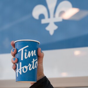 Tim Hortons transforme ses gobelets emblématiques rouges au bleu dans tout le Québec pour célébrer la Saint-Jean