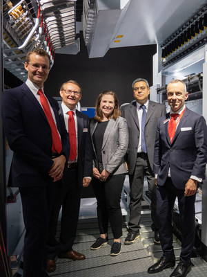 Convinced by the benefits of the new eAFK Evo texturing machine, Unifi has made a significant contribution to the promising EvoCooler cooling concept as a development partner. Meredith Boyd (middle) and Edmir Silva (second from right to left), from UNIFI Manufacturing, Inc.