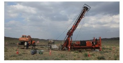 Figure 1: Diamond rig operational at West West Kasulu drilling a scissor hole to hole F62 that interested 13 metres of 1.41% CuEq within 794 metres at 0.40% CuEq on margin of target zone(1) (CNW Group/Kincora Copper Limited)