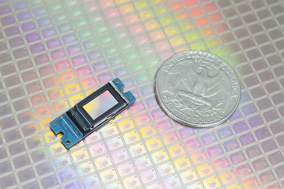Figure1. 0.37″ 1080P LCoS microdisplay RDP370F compared with a quarter.