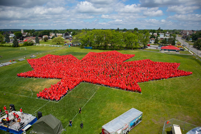 Official photo of the world's largest human maple leaf (photo credit: One Ram Media) (CNW Group/JT & Company, Inc)