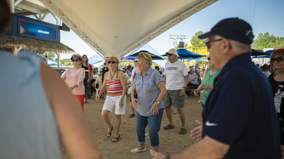 Des participants s'clatent en dansant au Beachclub  Pointe-Calumet. (Groupe CNW/Chartwell, rsidences pour retraits)