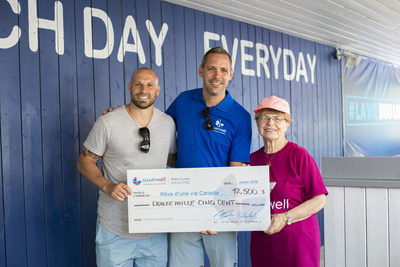 (From left to right) tienne Boulay, co-host, Alexandre Loiselle, General Manager of Chartwell L'Unique and Soeur Angle, co-host, presenting the $12,500 cheque donated to Wish of a Lifetime Canada on behalf of Chartwell. (CNW Group/Chartwell Retirement Residences)