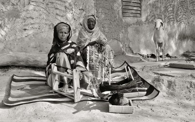 Les tisserandes, Niamey, Niger, 1986. BAnQ Rimouski, fonds Michel Dompierre. Photographe : Michel Dompierre. (Groupe CNW/Bibliothèque et Archives nationales du Québec) Les tisserandes, Niamey, Niger, 1986. BAnQ Rimouski, fonds Michel Dompierre. Photographe : Michel Dompierre. (Groupe CNW/Bibliothèque et Archives nationales du Québec)