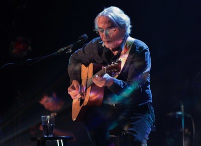 Richard Desjardins pendant le spectacle L’Existoire, septembre 2012. BAnQ Rimouski, fonds Michel Dompierre. Photographe : Michel Dompierre (Groupe CNW/Bibliothèque et Archives nationales du Québec) Richard Desjardins pendant le spectacle L’Existoire, septembre 2012. BAnQ Rimouski, fonds Michel Dompierre. Photographe : Michel Dompierre (Groupe CNW/Bibliothèque et Archives nationales du Québec)