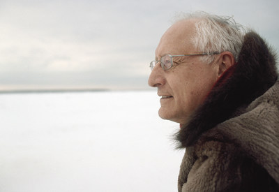 Bernard Voyer devant l'île Saint-Barnabé, 2008. BAnQ Rimouski, fonds Michel Dompierre. Photographe : Michel Dompierre. (Groupe CNW/Bibliothèque et Archives nationales du Québec) Bernard Voyer devant l'île Saint-Barnabé, 2008. BAnQ Rimouski, fonds Michel Dompierre. Photographe : Michel Dompierre. (Groupe CNW/Bibliothèque et Archives nationales du Québec)