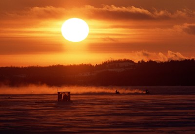 Pêche blanche sur le lac Saint-Mathieu, 1996. BAnQ Rimouski, fonds Michel Dompierre. Photographe : Michel Dompierre. (Groupe CNW/Bibliothèque et Archives nationales du Québec) Pêche blanche sur le lac Saint-Mathieu, 1996. BAnQ Rimouski, fonds Michel Dompierre. Photographe : Michel Dompierre. (Groupe CNW/Bibliothèque et Archives nationales du Québec)