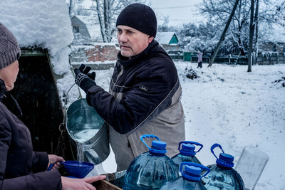 En Ukraine, une escalade des combats menace l'accs  l'eau potable. Les coupures d'eau sont frquentes et les rsidents doivent rgulirement faire la file durant des heures afin d'aller puiser de l'eau.  UNICEF/UN0150322/Gilbertson VII Photo (Groupe CNW/UNICEF Canada)