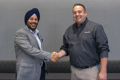 Guneet Bedi, GM, Americas at relayr, and Shawn Collins, Executive Director, US Regional Service Centers at FLANDERS, shake hands as the new partnership becomes official.