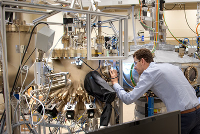 Recent University of Chicago PhD graduate Sam Whiteley examines the sample chamber of Argonne’s Riber molecular beam epitaxy tool, which grows materials that host quantum defects. Sam will join Chicago Quantum Exchange corporate partner HRL Laboratories in August 2019. Photo courtesy of Argonne National Laboratory.