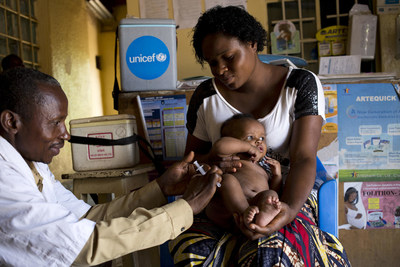 En novembre 2018, un travailleur de la sant vaccine une petite fille de 3 mois avec le  vaccin RRO (rougeole-rubole-oreillons)  la Cooprative Solidarit Sant le Rocher, Lubumbashi, Democratic Republic of Congo (DRC),10 November 2018. (Groupe CNW/UNICEF Canada)