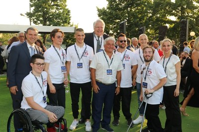 From left to right: Alberto Giovanni Aleotti (Member of the Board of Menarini) with Eric Cornut, (President of Menarini), Lucia Aleotti (Member of the Board of Menarini), with the Volpi Rosse Menarini (wheelchair basketball team who won the Award in 2016). (PRNewsfoto/Menarini I.F.R.) From left to right: Alberto Giovanni Aleotti (Member of the Board of Menarini) with Eric Cornut, (President of Menarini), Lucia Aleotti (Member of the Board of Menarini), with the Volpi Rosse Menarini (wheelchair basketball team who won the Award in 2016). (PRNewsfoto/Menarini I.F.R.)