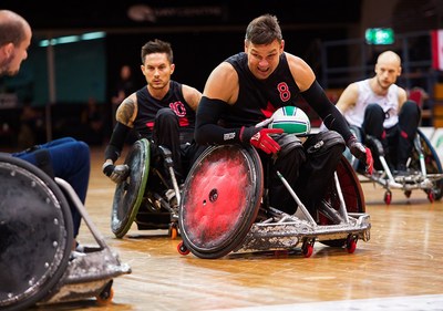 Mike Whitehead (au centre) et Trevor Hirschfield (derrire) font partie des 12 athltes choisis dans l'quipe canadienne de rugby en fauteuil roulant pour les Jeux parapanamricains de Lima 2019. PHOTO: Rugby en fauteuil roulant Canada (Groupe CNW/Canadian Paralympic Committee (Sponsorships))