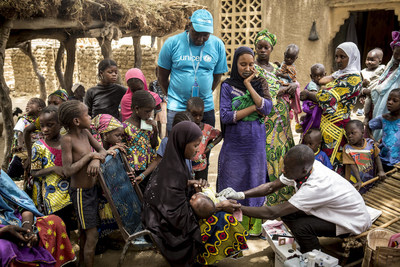 Des enfants se font vacciner dans le village de Kombaka, au Mali. L'UNICEF mise sur le dploiement de cliniques de vaccination mobiles afin de rejoindre les populations vulnrables qui vivent dans des zones difficiles d'accs ou en proie  l'inscurit.  UNICEF/UN0293679/Keta (Groupe CNW/UNICEF Canada)