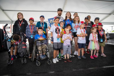 James Hinchcliffe, pilote canadien d'IndyCar, rend visite  des enfants de Fais-Un-VoeuMD Canada lors du vendredi des amateurs qui se tenait dans le cadre de l'vnement Honda Indy 2019 de Toronto. L'vnement de la fin de semaine a permis d'amasser plus de 120 000 $ pour aider des enfants atteints d'une maladie grave  raliser leur rve. (Groupe CNW/Honda Canada Inc.)