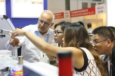 Visitors delving into an exhibit (PRNewsfoto/Medtec China) Visitors delving into an exhibit (PRNewsfoto/Medtec China)