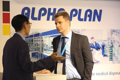 An exhibitor communicating with a visitor to the German pavilion (PRNewsfoto/Medtec China) An exhibitor communicating with a visitor to the German pavilion (PRNewsfoto/Medtec China)
