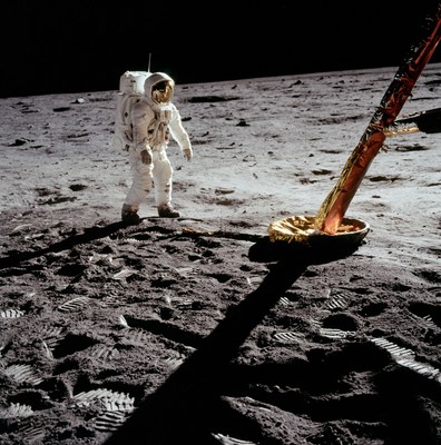Buzz Aldrin s'approchant du train d'atterrissage fabriqu par Hroux-Devtek pour le module lunaire, il y a 50 ans. (Photo provenant de la NASA). (Groupe CNW/Hroux-Devtek Inc.)
