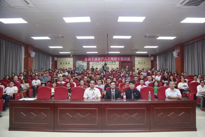 Qianze BDAI Seminar Successfully Held at Sun Yat-Sen University (Front Row From Left: Professor Wu Yufeng, Qianze Executive Director Blake Yeung) 