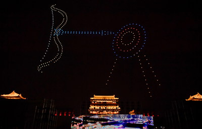 Espectáculo de drones durante la ceremonia inaugural de las actividades de la serie de cultura y turismo de Yungang, realizado en la ciudad de Datong, en la provincia de Shanxi, en el norte de China, el 15 de julio. (PRNewsfoto/Datong government)