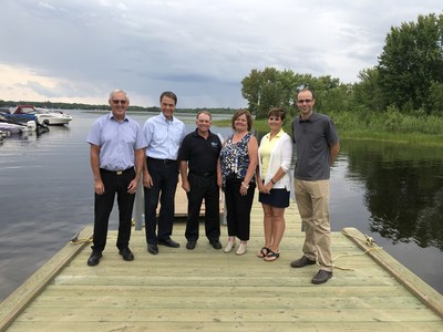 Member of Parliament for Nipissing-Timiskaming, Anthony Rota, second from left in photo, was joined by Nipissing Township Mayor Tom Piper, third from left, and other council members to discuss the Small Craft Harbour at Wade’s Landing. (CNW Group/Fisheries and Oceans Central & Arctic Region)