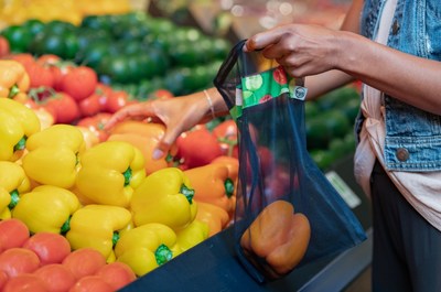 En aot 2019, Sobeys lancera une gamme de sacs rutilisables en filet pour fruits et lgumes faits  partir de bouteilles d'eau recycles. (Groupe CNW/Sobeys Inc.)