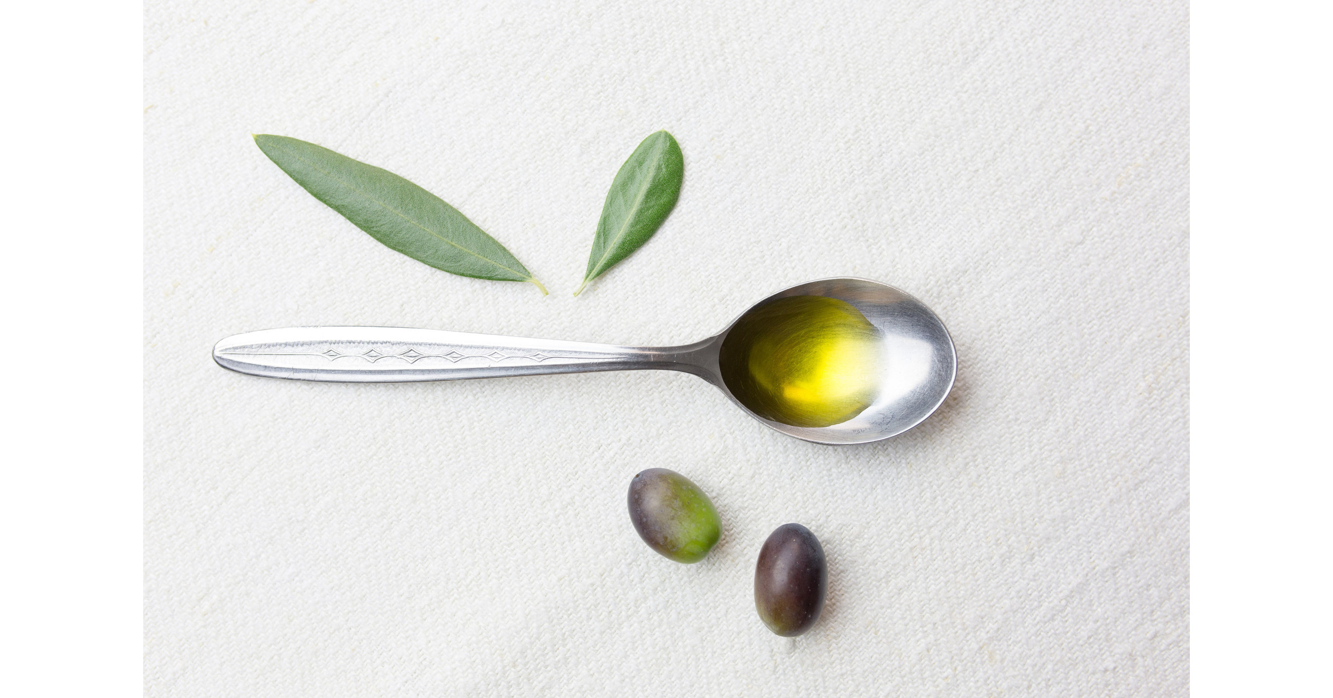 Ложка оливкового масла. Масло в ложке. Ложка оливкового масла. Растительное масло в ложке. Ложка оливкового масла.