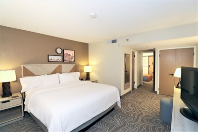 Guestroom at the Embassy Suites By Hilton Phoenix Tempe hotel (CNW Group/American Hotel Income Properties REIT LP)