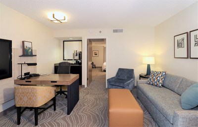 Guestroom sitting area at the Embassy Suites By Hilton Phoenix Tempe hotel (CNW Group/American Hotel Income Properties REIT LP)