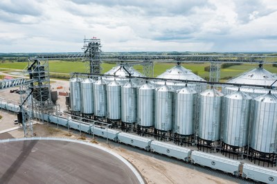 On July 18, Paterson Grain’s Foothills Terminal in Bowden, Alta., loaded the first Alberta-originated 8,500-foot HEP train comprised entirely of CP’s new high-capacity hopper cars. The train carried more than 14,800 tonnes of grain to Vancouver for export. (CNW Group/Canadian Pacific)