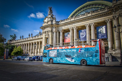 Autobús con diseño temático de UnionPay en París. (PRNewsfoto/UnionPay International)