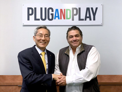 KB Financial Group Chairman, Yoon Jong-kyoo (left), shakes hands with Plug and Play CEO, Saeed Amidi, at the company's headquarters in Silicon Valley, California in April.