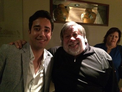 Renan Godinho (à esquerda) ao lado de Steve Wozniak (PRNewsfoto/Renan Godinho)