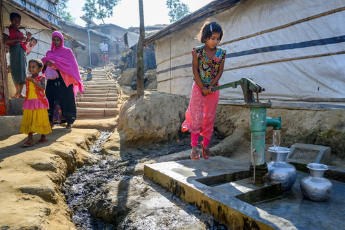 A Rohingya girl pumps water from a tube-well, one of thousands installed by NGOs across the Kutupalong refugee camp. Photo: Jon Warren/World Vision (CNW Group/World Vision Canada)