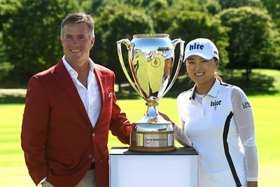 CP President and CEO Keith Creel presents CP Women's Open championship trophy to Jin Young Ko. (CNW Group/Canadian Pacific)