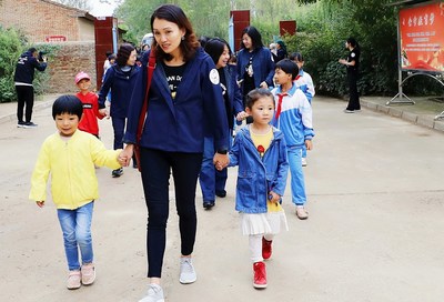 Joey Wat, CEO of Yum China with students from Xia Zhongtan Elementary School in Gansu