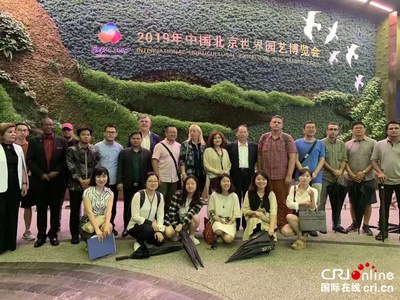 The celebrities were taking group photos at the China Pavilion of Beijing Expo 2019 (photo by Bai Wei)