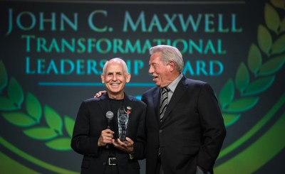 Dr. Daniel Amen is presented with 2019 John C. Maxwell Transformational Leadership Award.