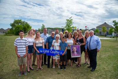 Mayor Jim Watson, local Councillor Jan Harder, retired Nepean Police Deputy Chief Devon Fermoyle, Member of Provincial Parliament Lisa MacLeod, Minto Communities’ Hugo Lalonde, nominator Darrell Bartraw with former Justice of the Peace, Lynn Coulter and her family. (CNW Group/Minto Communities)