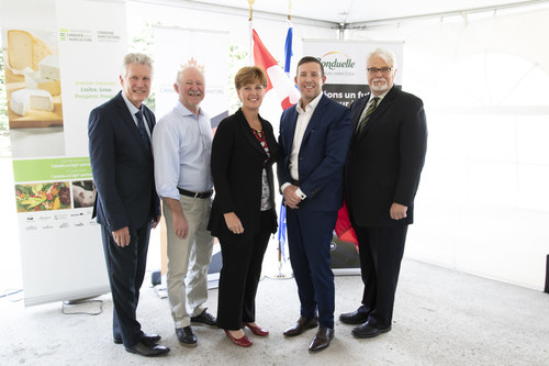 From the left to the right : Daniel Vielfaure, Deputy CEO of Bonduelle Group and CEO of Bonduelle Americas, Denis Paradis, Member of Federal Parliament for Brome-Missisquoi, Marie-Claude Bibeau, Minister of Agriculture and Agri-food Canada, Mark McNeil, CEO of Bonduelle Americas Long Life, and David Shambrock, General Manager of Canadian Food Innovators. (CNW Group/Bonduelle Americas)