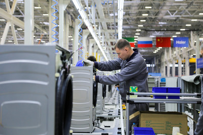 Haier lanza la producción de la primera planta de fabricación china en tiempo real en Europa (PRNewsfoto/Haier Home Appliances)